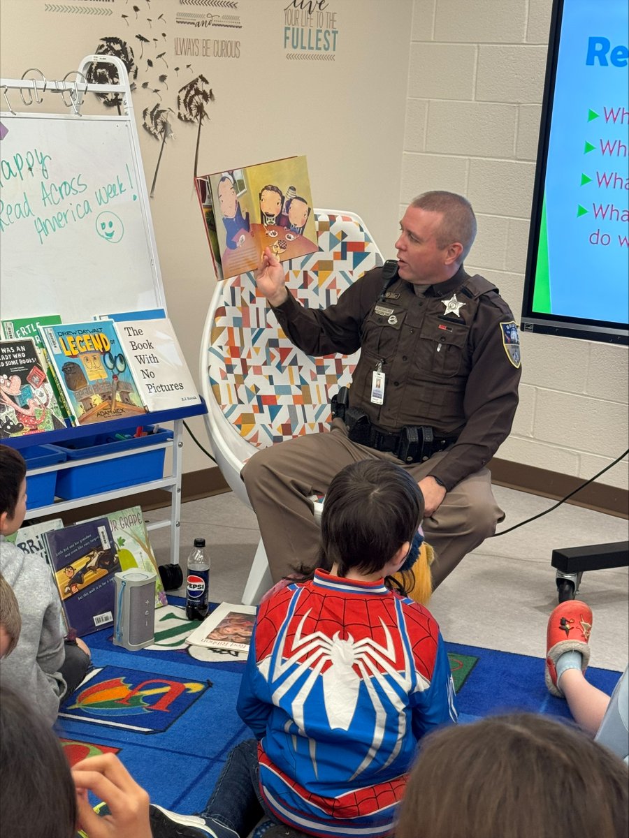 SheriffBristol's tweet image. This past week our Sheriff and deputies participated in #ReadAcrossAmericaWeek by reading to elementary students at Virginia Primary School. Just another way we #seethefuture and #inspire our future leaders to #bethedifference. @BVPSDistrict @CityofBristolVA