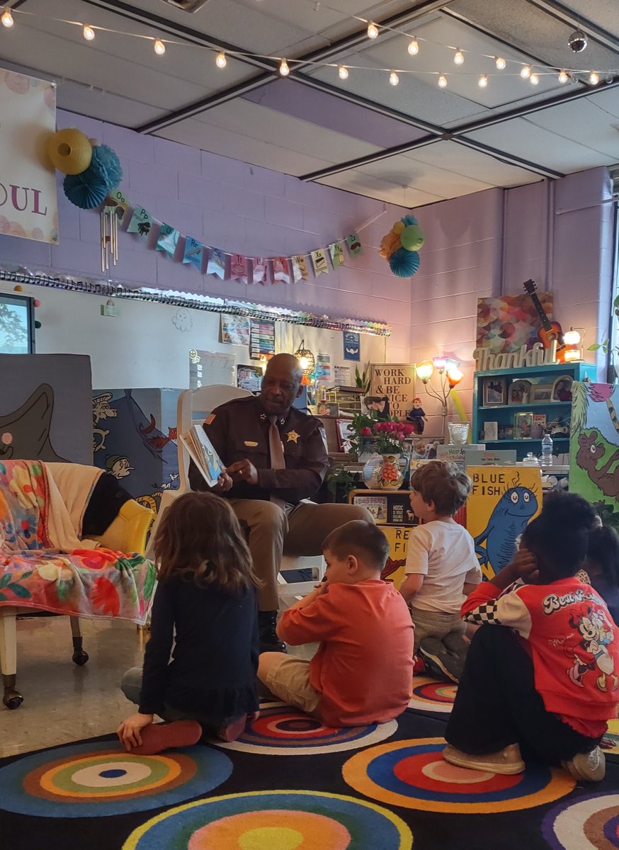 SheriffBristol's tweet image. This past week our Sheriff and deputies participated in #ReadAcrossAmericaWeek by reading to elementary students at Virginia Primary School. Just another way we #seethefuture and #inspire our future leaders to #bethedifference. @BVPSDistrict @CityofBristolVA