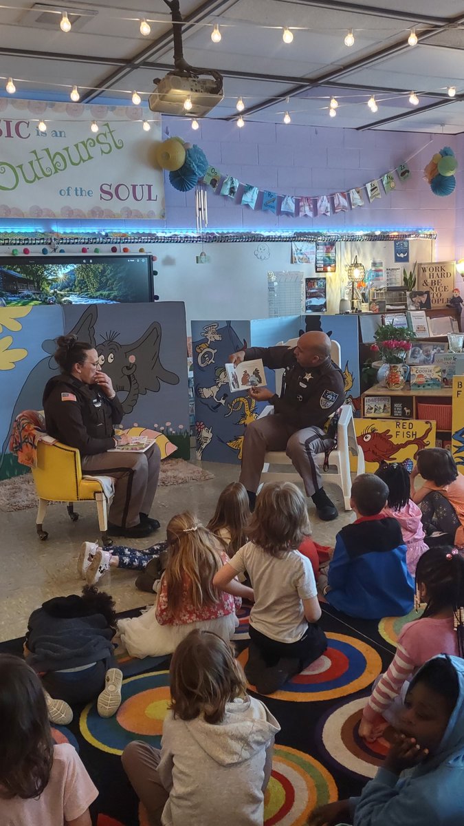 SheriffBristol's tweet image. This past week our Sheriff and deputies participated in #ReadAcrossAmericaWeek by reading to elementary students at Virginia Primary School. Just another way we #seethefuture and #inspire our future leaders to #bethedifference. @BVPSDistrict @CityofBristolVA