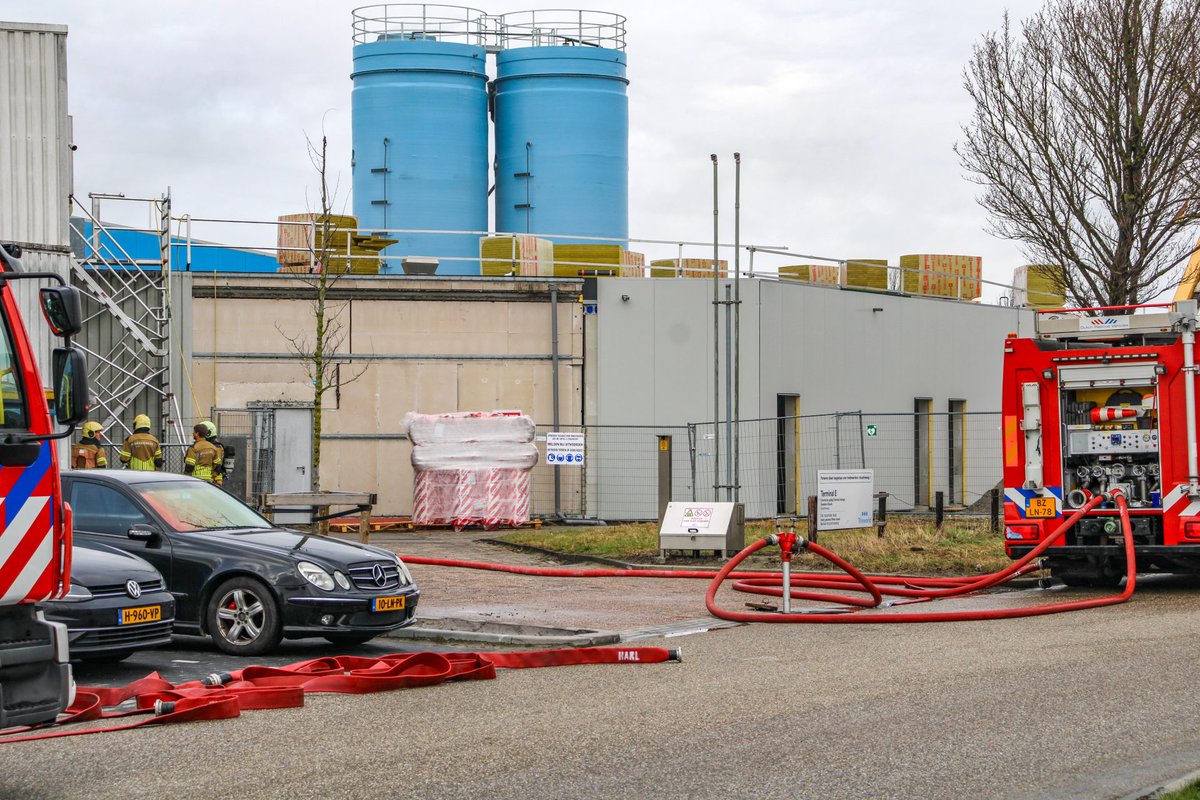 Brandweer rukt groot uit voor machinebrand in Harlingen