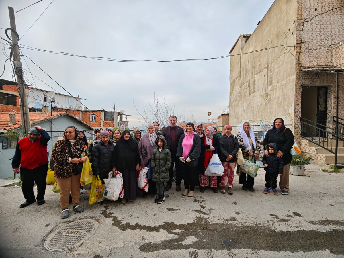 📍 Konak

Konak’ta girmediğimiz sokak, çalmadığımız kapı, sıkmadığımız el bırakmayacağız.

Ramazan’ın bereketi ve kardeşlik iklimiyle mahalle mahalle geziyor, hemşehrilerimizle bir araya geliyor; dertlerini dinleyip gönüllere dokunmaya devam ediyoruz. 🌙🤝

Konak’ımızın her