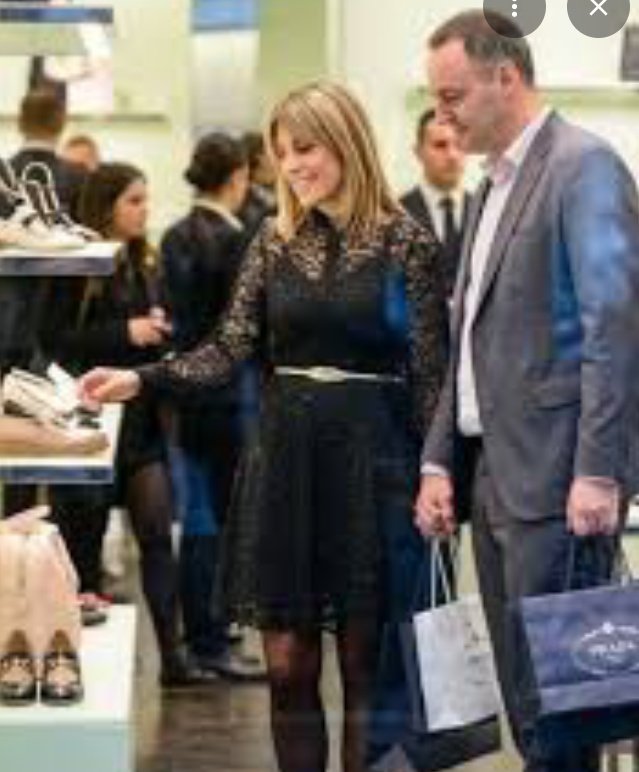 Adorni "se desloma" usando la platita del Estado para contratar a toda su familia, llevarse a la mujer a pasear en avión presidencial y viajar a Uruguay en shet privado. 
Antes y después de darse unos gustitos les dice ÑOQUIS a los trabajadores del Garrahan. Basura.