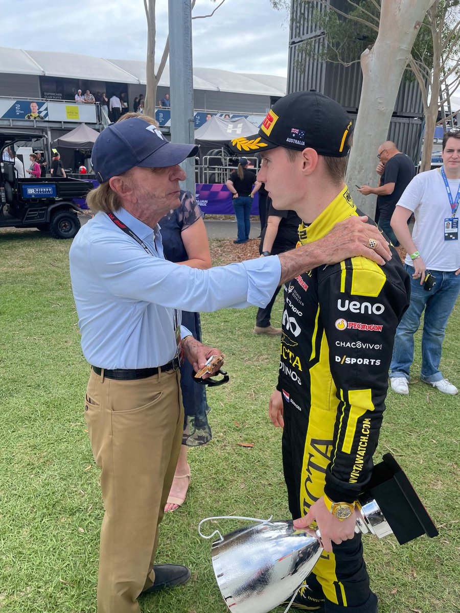 🇧🇷🤝🏼🇵🇾 Postal para el recuerdo

La leyenda del automovilismo Emmerson Fittipaldi compartiendo con <a href="/JoshuaDuerksen1/">Joshua Dürksen 🇵🇾</a> despues de su victoria en Australia 🇦🇺

#F2 #FIAF2 #SomosMbarete