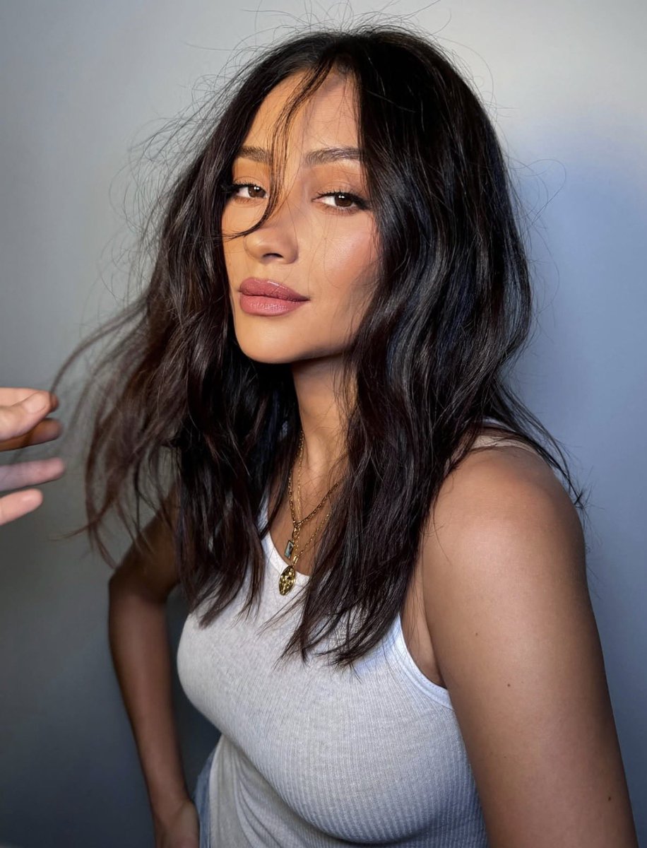 PopBase's tweet photo. Shay Mitchell has been cast in the upcoming ‘Baywatch’ reboot. https://t.co/6AaXT0qeYT