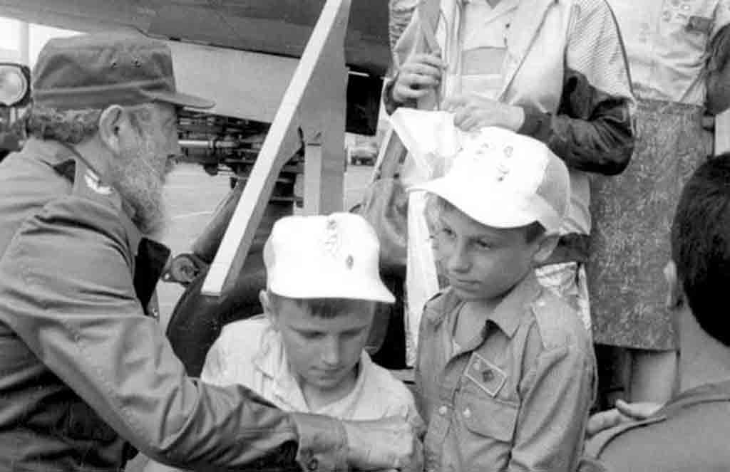EsacCuba's tweet photo. Un 29 de marzo de 1990 llegaron a Cuba los primeros 139 niños ucranianos afectados por Chernobil, para recibir atención médica. Un gesto solidario que marcó la historia de la cooperación y la humanidad https://t.co/6HctzLMtNn
