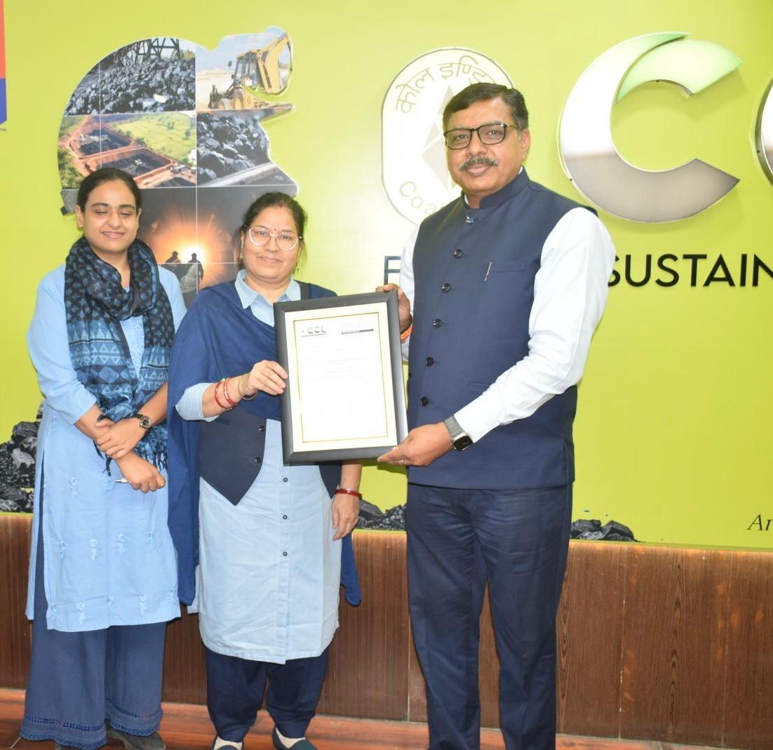 CCLRanchi's tweet photo. सीसीएल में राजभाषा कार्यान्वयन समिति की तिमाही बैठक आयोजित, उत्कृष्ट कार्य करने वाले कार्यालय हुए सम्मानित

सेंट्रल कोलफील्ड्स लिमिटेड के रांची स्थित मुख्यालय में आज राजभाषा कार्यान्वयन समिति की तिमाही समीक्षा बैठक का आयोजन किया गया। बैठक की अध्यक्षता निदेशक (मानव संसाधन) श्री हर्ष नाथ मिश्र ने की।

बैठक में महाप्रबंधक, राजभाषा सहित विभिन्न विभागों के प्रमुख, महाप्रबंधकगण, राजभाषा नोडल अधिकारी तथा सीसीएल के क्षेत्रीय कार्यालयों के प्रतिनिधिगण उपस्थित रहे।

अपने अध्यक्षीय संबोधन में निदेशक (मानव संसाधन) श्री हर्ष नाथ मिश्र ने कहा कि “राजभाषा हिंदी का प्रभावी क्रियान्वयन संगठन की कार्यप्रणाली को सुदृढ़ बनाने के साथ-साथ हितधारकों के साथ बेहतर संवाद स्थापित करने में महत्वपूर्ण भूमिका निभाता है।” उन्होंने सभी विभागाध्यक्षों को राजभाषा नीति का अनुपालन सुनिश्चित करने तथा पत्राचार, टिप्पणियों एवं ई-ऑफिस कार्यों में हिंदी के अधिकतम प्रयोग पर विशेष बल दिया।

बैठक के दौरान विगत तिमाही में राजभाषा के उत्कृष्ट कार्यान्वयन, नवाचार एवं अनुकरणीय प्रयासों के लिए आईईडी विभाग, मानव संसाधन एवं औद्योगिक संबंध, बरका-सयाल क्षेत्र, कल्याण विभाग, सामान्य प्रशासन, नगर प्रशासन एवं श्रमशक्ति विभाग को सम्मानित एवं पुरस्कृत किया गया।

#Rajbhasha #Hindi #NationalLanguage #CCL #AmazingCCL #FuellingSustainableGrowth #CCLForCSR

@kishanreddybjp @satishdubeyy @CoalMinistry @CoalIndiaHQ