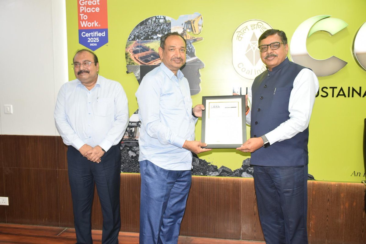 CCLRanchi's tweet photo. सीसीएल में राजभाषा कार्यान्वयन समिति की तिमाही बैठक आयोजित, उत्कृष्ट कार्य करने वाले कार्यालय हुए सम्मानित

सेंट्रल कोलफील्ड्स लिमिटेड के रांची स्थित मुख्यालय में आज राजभाषा कार्यान्वयन समिति की तिमाही समीक्षा बैठक का आयोजन किया गया। बैठक की अध्यक्षता निदेशक (मानव संसाधन) श्री हर्ष नाथ मिश्र ने की।

बैठक में महाप्रबंधक, राजभाषा सहित विभिन्न विभागों के प्रमुख, महाप्रबंधकगण, राजभाषा नोडल अधिकारी तथा सीसीएल के क्षेत्रीय कार्यालयों के प्रतिनिधिगण उपस्थित रहे।

अपने अध्यक्षीय संबोधन में निदेशक (मानव संसाधन) श्री हर्ष नाथ मिश्र ने कहा कि “राजभाषा हिंदी का प्रभावी क्रियान्वयन संगठन की कार्यप्रणाली को सुदृढ़ बनाने के साथ-साथ हितधारकों के साथ बेहतर संवाद स्थापित करने में महत्वपूर्ण भूमिका निभाता है।” उन्होंने सभी विभागाध्यक्षों को राजभाषा नीति का अनुपालन सुनिश्चित करने तथा पत्राचार, टिप्पणियों एवं ई-ऑफिस कार्यों में हिंदी के अधिकतम प्रयोग पर विशेष बल दिया।

बैठक के दौरान विगत तिमाही में राजभाषा के उत्कृष्ट कार्यान्वयन, नवाचार एवं अनुकरणीय प्रयासों के लिए आईईडी विभाग, मानव संसाधन एवं औद्योगिक संबंध, बरका-सयाल क्षेत्र, कल्याण विभाग, सामान्य प्रशासन, नगर प्रशासन एवं श्रमशक्ति विभाग को सम्मानित एवं पुरस्कृत किया गया।

#Rajbhasha #Hindi #NationalLanguage #CCL #AmazingCCL #FuellingSustainableGrowth #CCLForCSR

@kishanreddybjp @satishdubeyy @CoalMinistry @CoalIndiaHQ