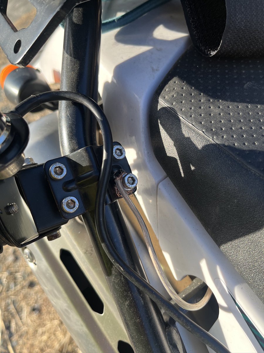 7k1gij's tweet photo. バイクのナンバー写っちゃってたので画像差し替えです🙇
無謀にも250ccバイクセローのフレームだけでアースが取れるか実験。5mx5本なども使わずアンテナはRHM12を手で調整。IC705 5wQRPで結果40mCWで30分11局 。最小限でなんとかなるんですね。ACTは達成できました。各局ありがとうございました。 https://t.co/ZR9xlJrLqY