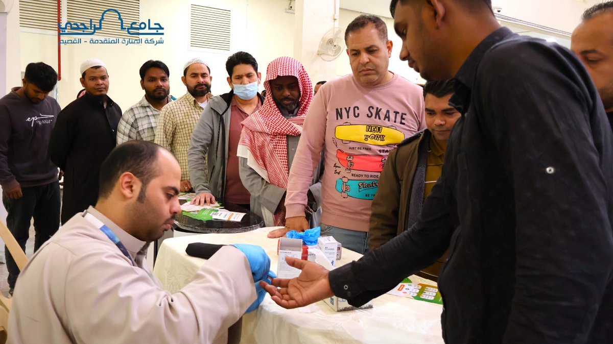 alrajhi_qs's tweet photo. ضمن برنامج إفطار الصائمين بجامع الراجحي ببريدة في ؛ أُقيمت مبادرة الفحص الطبي للصائمين؛ بالتعازن مع جمعية صحتي  حيث قُدمت خدمات الفحص السريع وقياس المؤشرات الصحية لمرتادي الجامع، في صورة من صور العناية بالصائمين وخدمتهم. https://t.co/JwbYjJPu2o