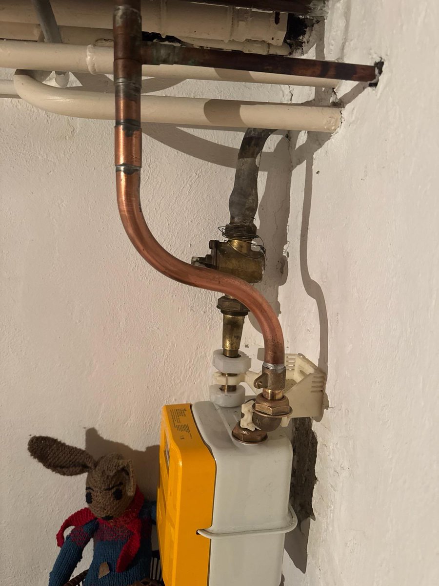 💼 Interventions urgentes réalisées pour remplacer une chaudière au sol par une chaudière murale VAILLANT ECOTEC PLUS VUW 36CS/1-5. Garantie 5 ans &amp; contrat d'entretien gratuit pour la première année. Certificat de conformité gaz inclus. 🔧🔥 #Chauffage #Énergie #Confort