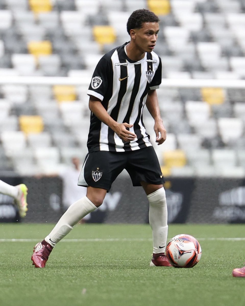 GaloNaBase's tweet image. #Crias Convocados! 🇧🇷🐔

O lateral Samuel Rodrigues e o atacante Riquelme foram convocados para defender a Seleção Brasileira no Sul-Americano Sub-17!

A competição será disputada entre os dias 3 e 19 de abril, no Paraguai.

Boa sorte, meus #Crias! 🐓