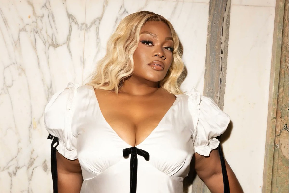 2025.11.28 Da'Vine Joy Randolph talking about rom-coms while promoting Eternity (2025). 

Give us more rom-coms!!

archive.ph/6LHQ1 (No paywall)

rollingstone.com/tv-movies/tv-m…