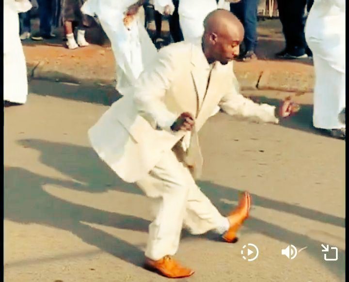 Yule Mtu ulikuwa unashidwa vile utamwacha akikuacha yeye mwenyewe 😂😂