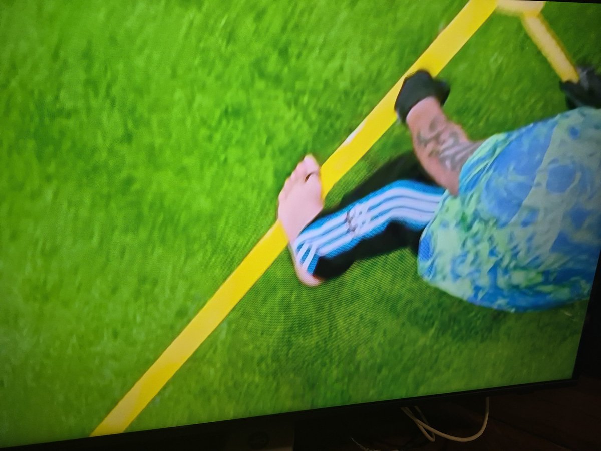 Yeh dozen bhar ke reality show ka winner #PrinceNarula har baar cheating kyu karta hai...while it was cleared dat both the feet has to be on yellow line 
Habitual Cheater
#The50 #The50Show