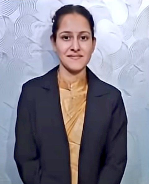 askrajeshsahu's tweet photo. बुलंदशहर जिले की शिखा ने दावा किया कि उन्होंने यूपीएससी परीक्षा पास कर ली। उनकी 113वीं रैंक आई है। बकायदा जश्न मनाया गया। मोहल्ले में मिठाई बांटी गई।
लेकिन अब इसकी पोल खुल गई। यह दावा झूठा था। असली शिखा हरियाणा के रोहतक की हैं, वह इस वक्त बीडीपीओ के पद पर काम कर रही हैं।
बुलंदशहर की शिखा का पूरा नाम शिखा रानी है। प्रशासन ने इस मामले की जांच की तो पोल खुल गई। इस शिखा ने मेंस परीक्षा भी पास नहीं की थी। अब शिखा और उनके परिवार ने प्रशासन से माफी मांगी है।
इसके पहले 301 रैंक पर आकांक्षा सिंह के नाम पर विवाद तो आप देख ही चुके हैं। बिहार की लड़की ने जो दावा किया, वह झूठा निकला। असली आकांक्षा सिंह गाजीपुर की थी।
पहली तस्वीर शिखा रानी की है। जिन्होंने हवाई दावा किया था। दूसरी में चयनित शिखा गौतम हैं।