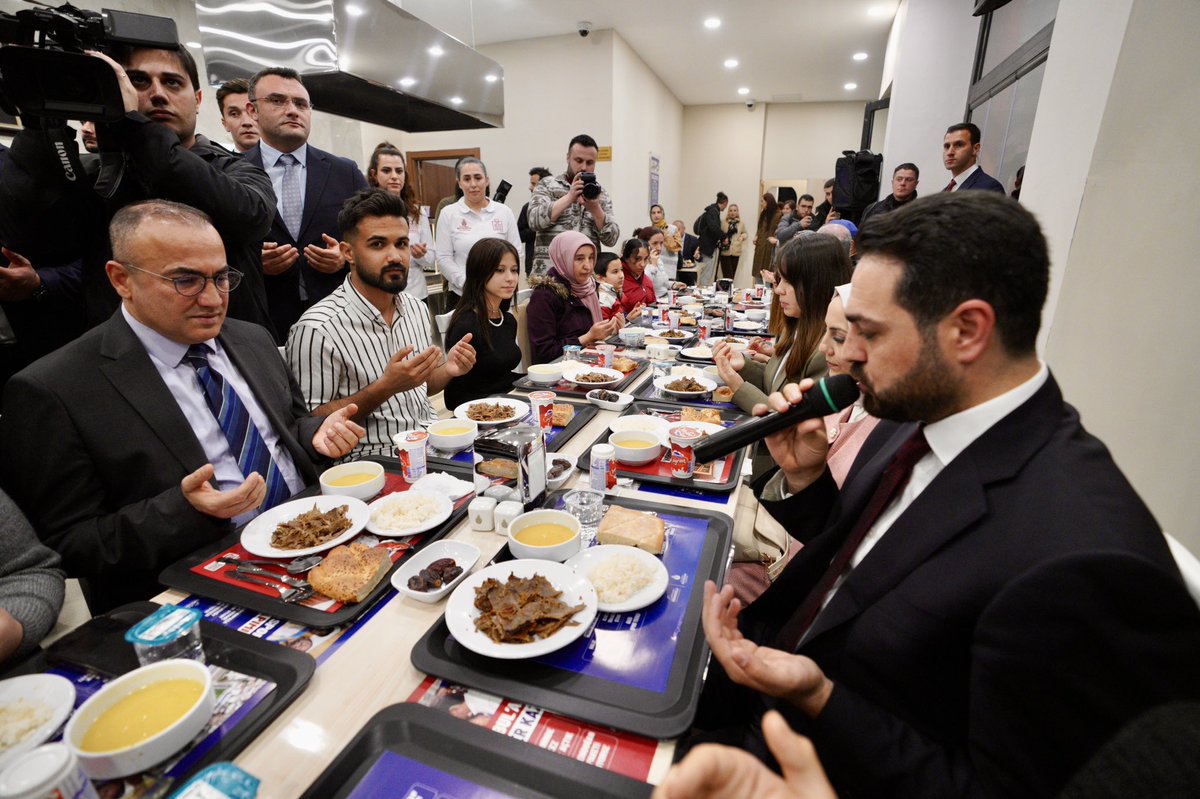 8.5 SAAT SÜREN AĞIR AMELİYATIN ARDINDAN 40 KİŞİLİK KOĞUŞA GÖNDERİLDİ

Ekrem İmamoğlu’nun mahkemede “hasta arkadaşlarımı bırakın” dediği isimlerden biri, İBB Genel Sekreter Yardımcısı Erdal Celal Aksoy.

Aylar önce Gaziosmanpaşa dosyası kapsamında tutuklandı.
Ortada hala iddianame