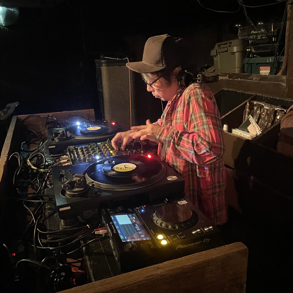 KENSHO_ONUKI's tweet image. みなさ〜ん！こんどの日曜日15日はワタシ主催のロンナイと並ぶDJイベントGRC( Groovy Rock Caravan )でーす♪コモエスタ八重樫、ビリー北村、藤井悟などクセ強なオジサンたち7人が人生紡いできたサウンドでお相手じゃ！246渡った先のすき家の隣階段下。¥1500 (強安) #grc #djs