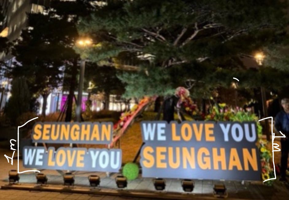 DONATION FOR SUPPORT SIGN

Hello, Engene!, I'm Vane, yesterday I sent a truck to HYBE (check my pinned) and today I come with another event planned.

Communicating with several Korean companies, I found the best price to make that type of signs (the ones in the photo), (+, see