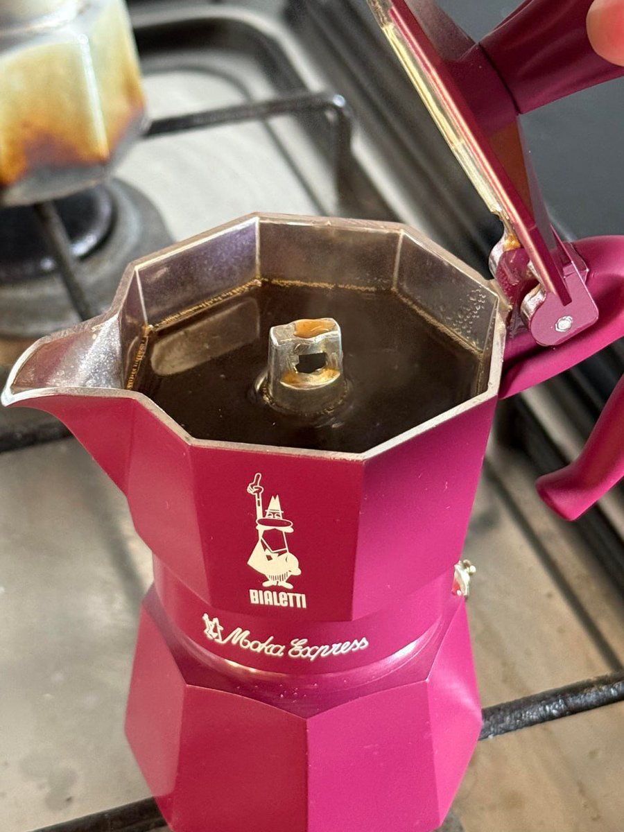 Cam1234kji's tweet image. Morning ritual perfection ☕️✨ Starting the day with a fresh moka pot brew poured into my favourite starry cup 🌟  Paired with a bowl of juicy grapes 🍇 and crunchy walnuts 🌰 for that ultimate cozy vibe #offeeLovers #MorningFuel #HealthySnacks