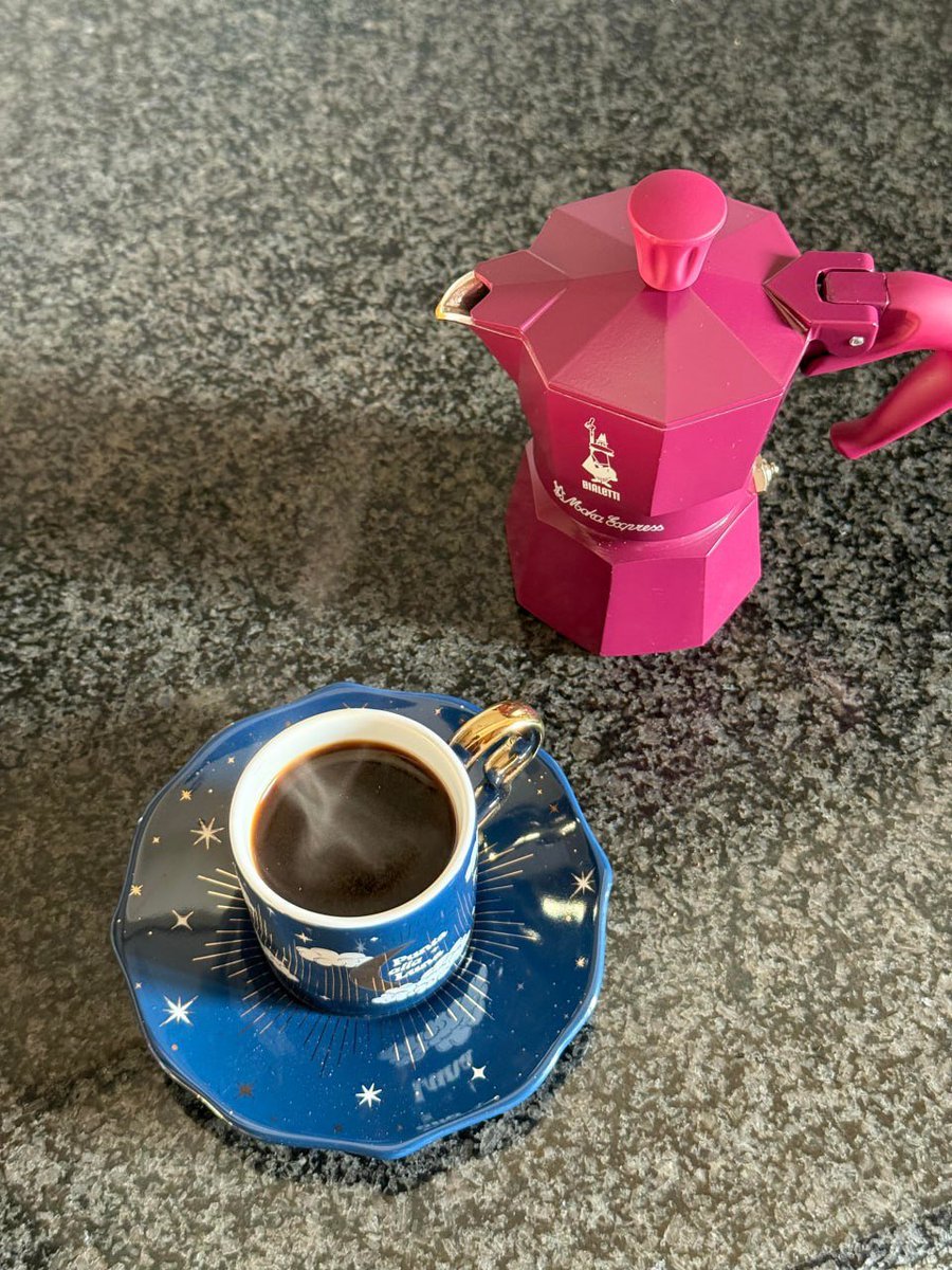 Cam1234kji's tweet image. Morning ritual perfection ☕️✨ Starting the day with a fresh moka pot brew poured into my favourite starry cup 🌟  Paired with a bowl of juicy grapes 🍇 and crunchy walnuts 🌰 for that ultimate cozy vibe #offeeLovers #MorningFuel #HealthySnacks