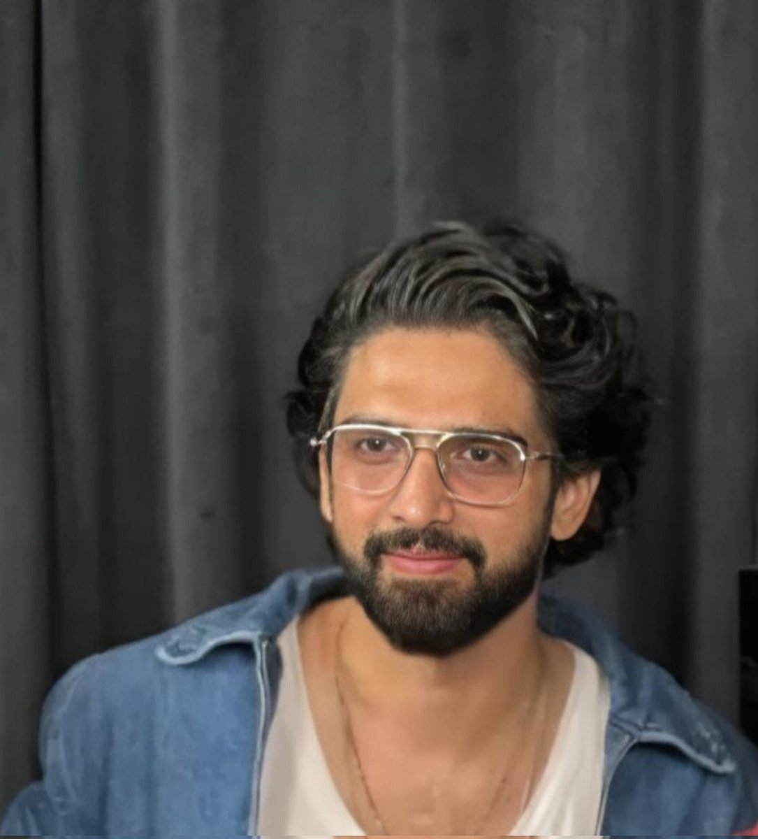 SymphonyNotess's tweet photo. Crushing harder everytime I see you 🫠💘
#haseen
#AmaalMallik #Amaalians
@AmaalMallik 🧿 https://t.co/czhbH8qT18