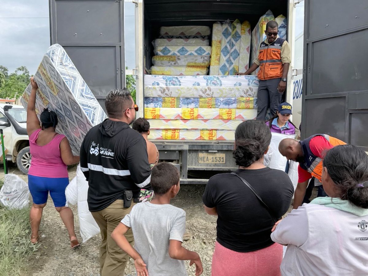 MuisneAlcaldia's tweet photo. La alcaldía de Muisne en coordinación con la Secretaría Nacional de Gestión de @Riesgos_Ec, se realizó la entrega de colchones y kits de alimentos y de aseo a familias afectadas, como parte de las acciones de respuesta y apoyo frente a la #emergencia que atraviesa el cantón.

@Presidencia_Ec 
@DanielNoboaOk  
@YuriColoradoM 

#JuntosNosLevantamos