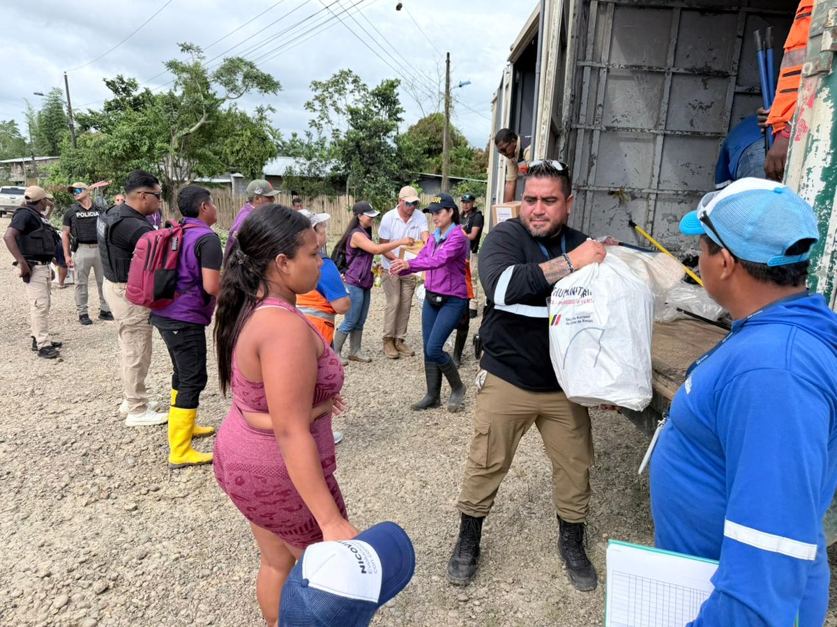 MuisneAlcaldia's tweet photo. La alcaldía de Muisne en coordinación con la Secretaría Nacional de Gestión de @Riesgos_Ec, se realizó la entrega de colchones y kits de alimentos y de aseo a familias afectadas, como parte de las acciones de respuesta y apoyo frente a la #emergencia que atraviesa el cantón.

@Presidencia_Ec 
@DanielNoboaOk  
@YuriColoradoM 

#JuntosNosLevantamos