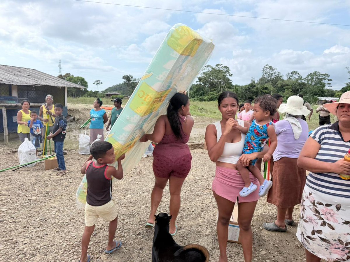 MuisneAlcaldia's tweet photo. La alcaldía de Muisne en coordinación con la Secretaría Nacional de Gestión de @Riesgos_Ec, se realizó la entrega de colchones y kits de alimentos y de aseo a familias afectadas, como parte de las acciones de respuesta y apoyo frente a la #emergencia que atraviesa el cantón.

@Presidencia_Ec 
@DanielNoboaOk  
@YuriColoradoM 

#JuntosNosLevantamos