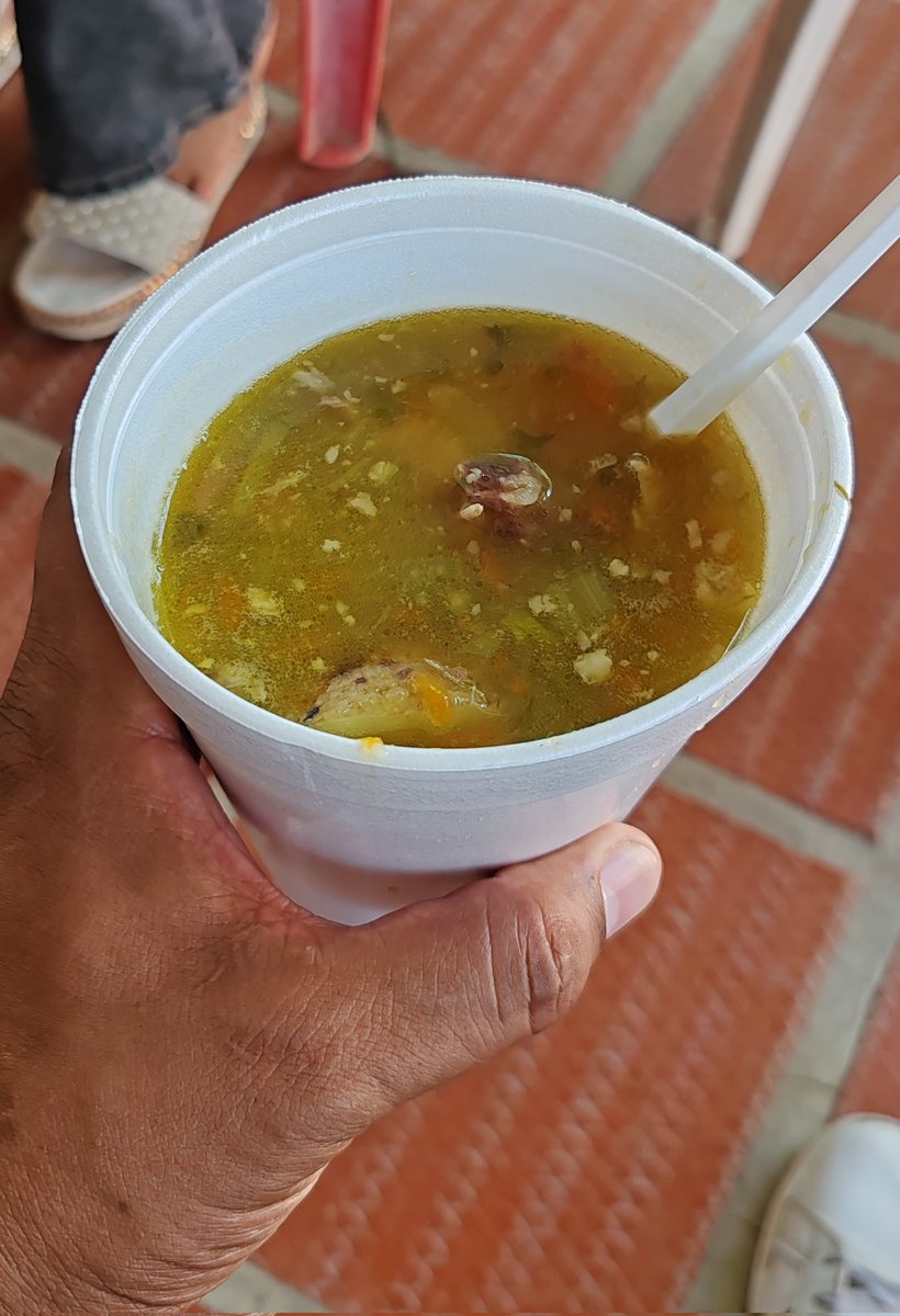 Josedavido02's tweet photo. Estoy en Soplaviento, Bolívar. Un pueblo a orillas del canal del dique, con una sensación térmica de 41°C y me acaban de dar una sopa hirviendo.
Cuando llegue al infierno voy a estar es relajado. https://t.co/skUPCDgqoY