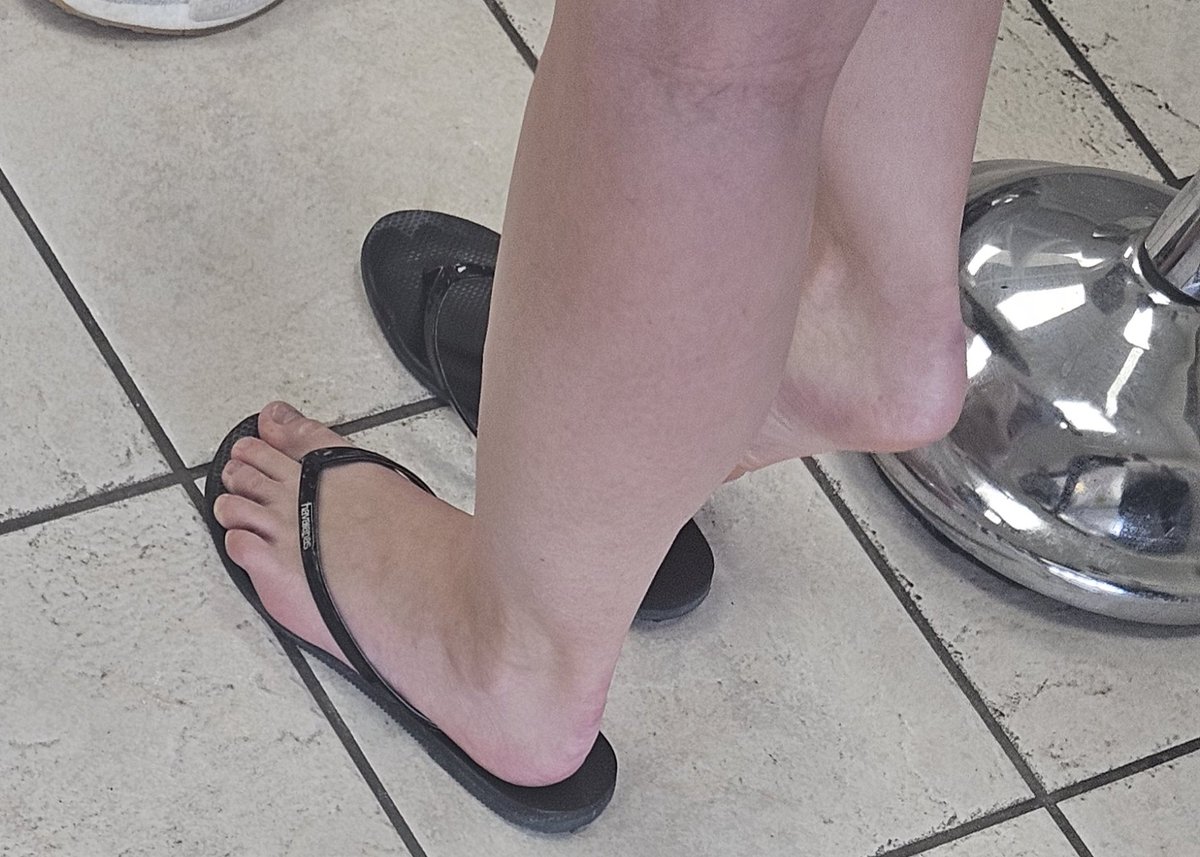 RandomFeetGuy's tweet photo. Nice feet on this college gal https://t.co/HMZVkmgO0y