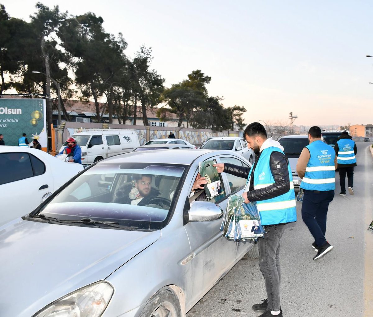 “İftara 5 Kala” programı kapsamında gençlerimizle birlikte trafik ışıklarında ve yollarda hemşehrilerimize iftariyeliklerimizi ulaştırdık.

#RamazandaŞanlıurfa 
#MilletimizleYolumuzBir 

#SüleymanElgün #AkEyyübiye #Eyyübiye

<a href="/RTErdogan/">Recep Tayyip Erdoğan</a> <a href="/Akparti/">AK Parti</a> <a href="/abuyukgumus/">Ahmet Büyükgümüş</a> <a href="/hakanaksu058/">Hakan AKSU 🇹🇷</a>