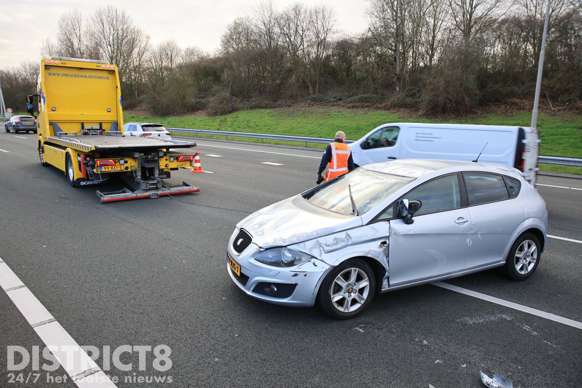 RedactieD8's tweet image. Op de #A4 #Rijswijk zijn drie auto's betrokken geraakt bij een botsing op de ter hoogte van hectometerpaal 52,0. Een auto sloeg over de kop en kwam op het dak tot stilstand. Brandweer, politie en ambulance zijn ter plaatse geweest. De A4 richting Rotterdam was kort afgesloten.