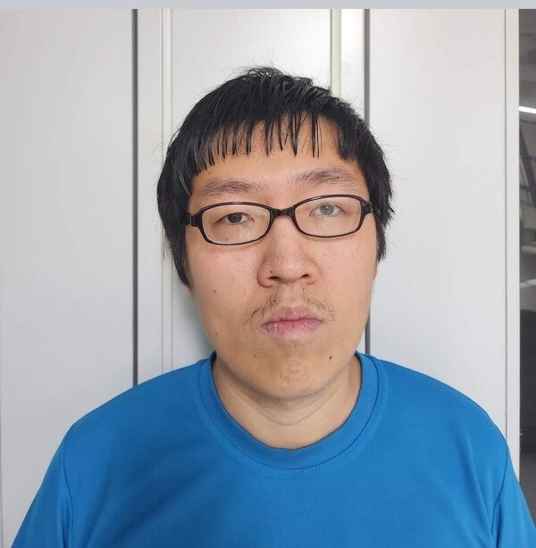 신림동 등산로를 지나가던 여성을 너클끼고 폭행 후
성폭행을 저지른 93년생 최윤종
제 관상의 기준은 이 인간이에요

총기없이 죽은 동태눈
내시 수염
옹졸히 다문 입술
쥐파먹은 머리
패션센스없는 옷차림
안경까지