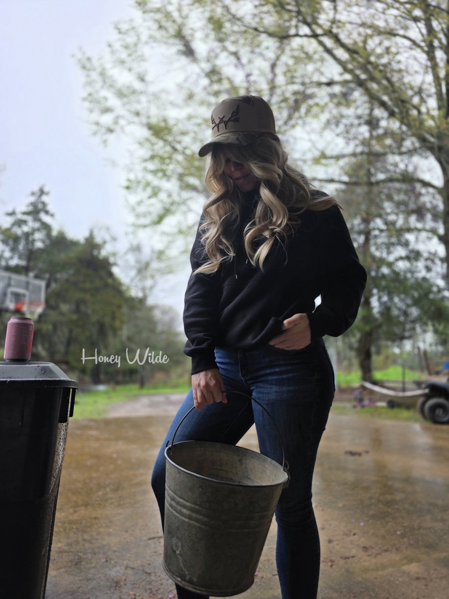 Camohunny03's tweet image. A little ootd while I collect eggs... its a rainy day today 😌 
#americaneaglejeans #rainydays☔️ #happyhumpday🐫