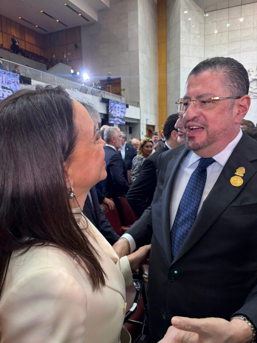 🇻🇪 María Corina Machado (<a href="/MariaCorinaYA/">María Corina Machado</a>), desde el Congreso Nacional de Chile, en la toma de posesión presidencial de <a href="/joseantoniokast/">José Antonio Kast Rist 🖐️🇨🇱</a>.

Se encuentra con:

🇦🇷 el presidente de Argentina, Javier Milei (<a href="/JMilei/">Javier Milei</a>). 

🇵🇦 el presidente de Panamá, José Raúl Mulino (<a href="/JoseRaulMulino/">José Raúl Mulino</a>).