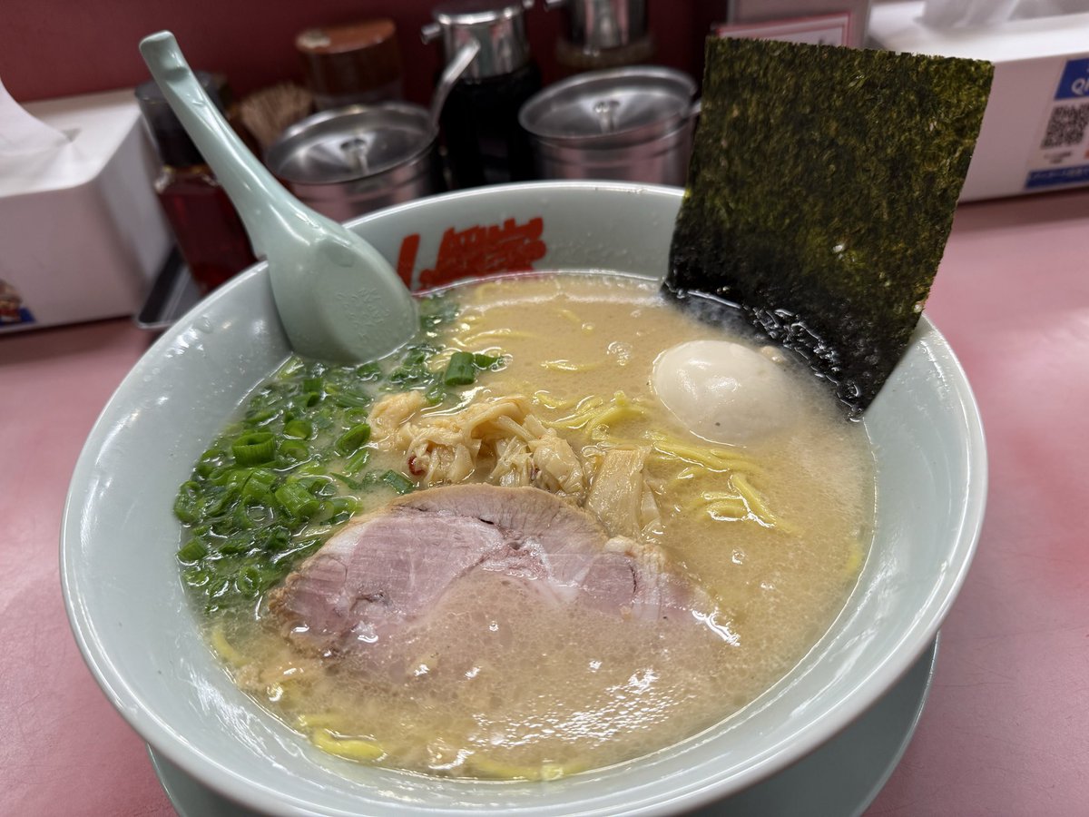 dayukoke's tweet photo. 友人に誘われて、山岡家さんへ。
いつだって、初めてはドキドキだった。
この時間でも、お客さん多め。
深夜の塩とんこつは、危険だ😅
はい、ご馳走様でした🙏 https://t.co/7JOiwGWa0n