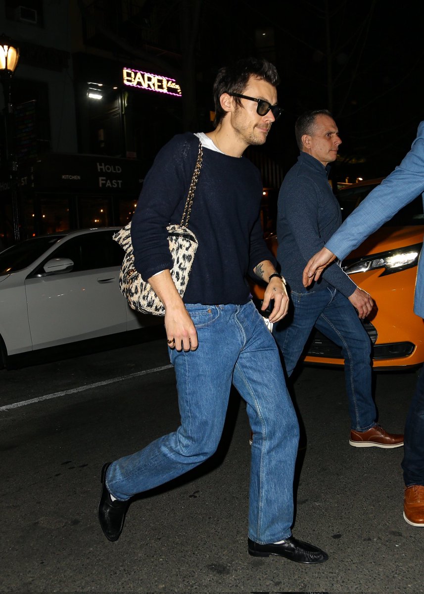 (3) Fotos de Harry anoche en Nueva York, amamos su bolso 🐅