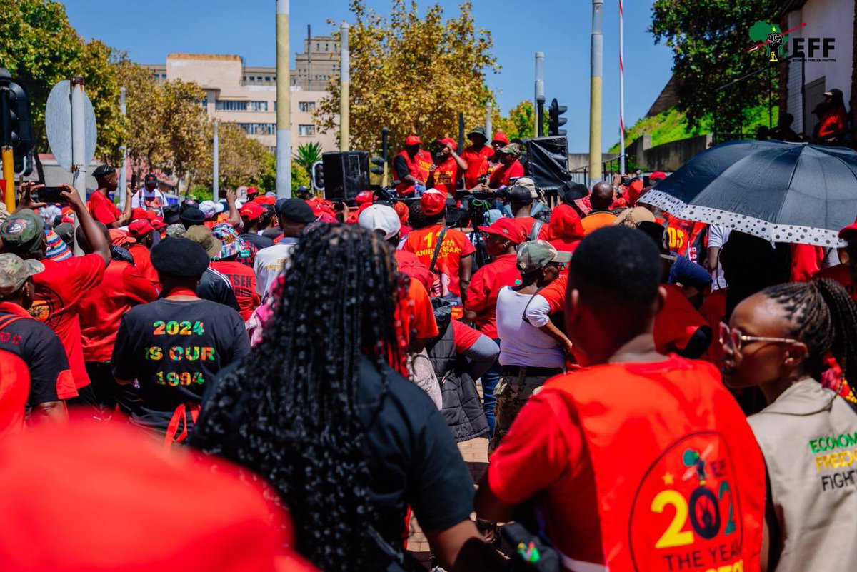 🚨In Pictures🚨

The EFF Gauteng Provincial Secretary, Commissar <a href="/moshekoi/">Moshe Koma</a> addressing Fighters at the Constitutional Court.

The EFF will not retreat in its call for the Court to #ReleasePhalaPhalaJudgement. No one is above the law.