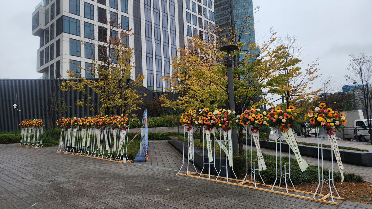 _ThinkinIsFree's tweet photo. ENGENE NECESITAMOS APOYO! 
mañana queremos mandar arreglos flores (NO FUNERARIAS) bonitas con “ENHYPEN IS 7, WE LOVE YOU HEESEUNG””Engene Mexico-Latam” y banners a Hybe! Se hará como el proyecto que brize preparó para Seunghan! Únteme al grupo para apoyar: https://t.co/eiXIkuwsCS https://t.co/4cxcfRG690