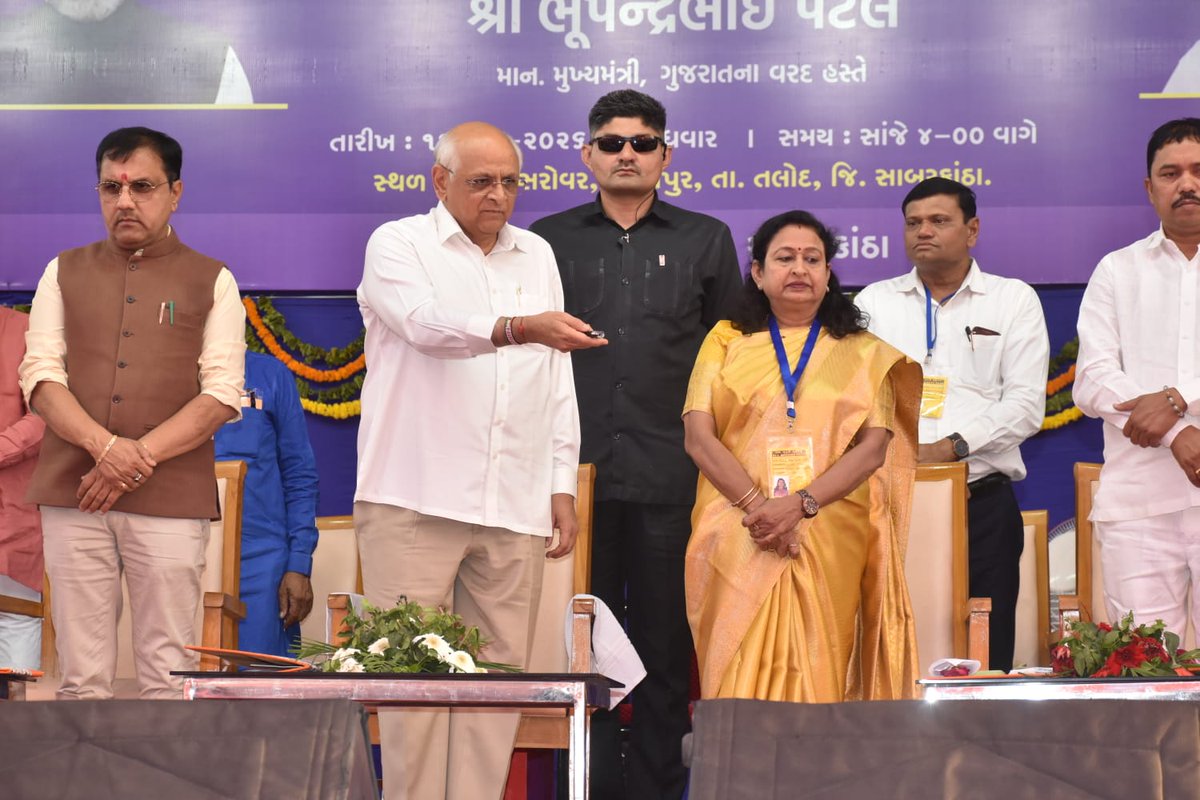 CollectorSK's tweet photo. આધુનિક સુવિધાઓનું લોકાર્પણ:
પ્રાંતિજ અને તલોદના નવા બસ સ્ટેશનથી લઈને સલાલના સાયન્સ પાર્ક સુધી – સાબરકાંઠાના ખૂણે ખૂણે વિકાસ પહોંચશે.  મુખ્યમંત્રીશ્રીના હસ્તે ભવ્ય ભેટ જિલ્લાવાસીઓને અર્પણ કરવામાં આવી.  #Infrastructure #Sabarkantha
@CMOGuj @revenuegujarat @InfoGujarat https://t.co/LyzGqMbd1o