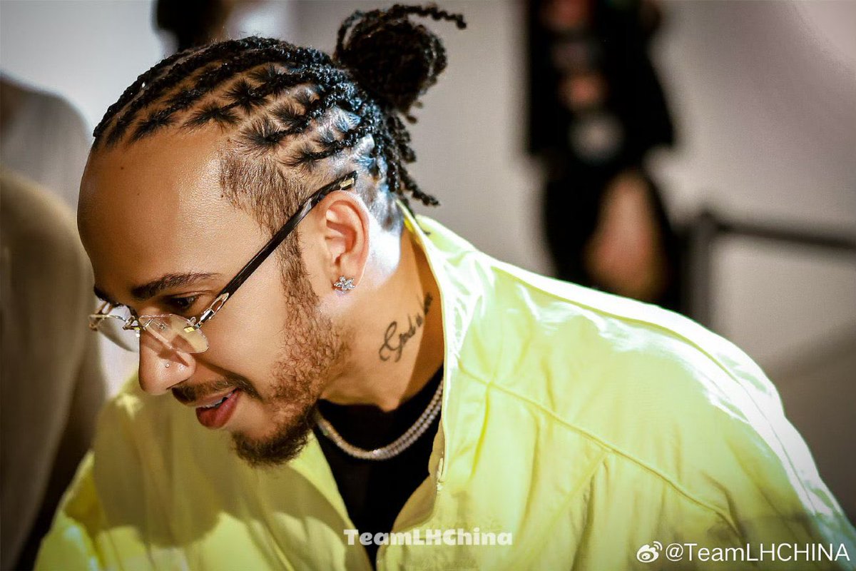 men should wear more rimless glasses because what the fuck is this and why is this so hot