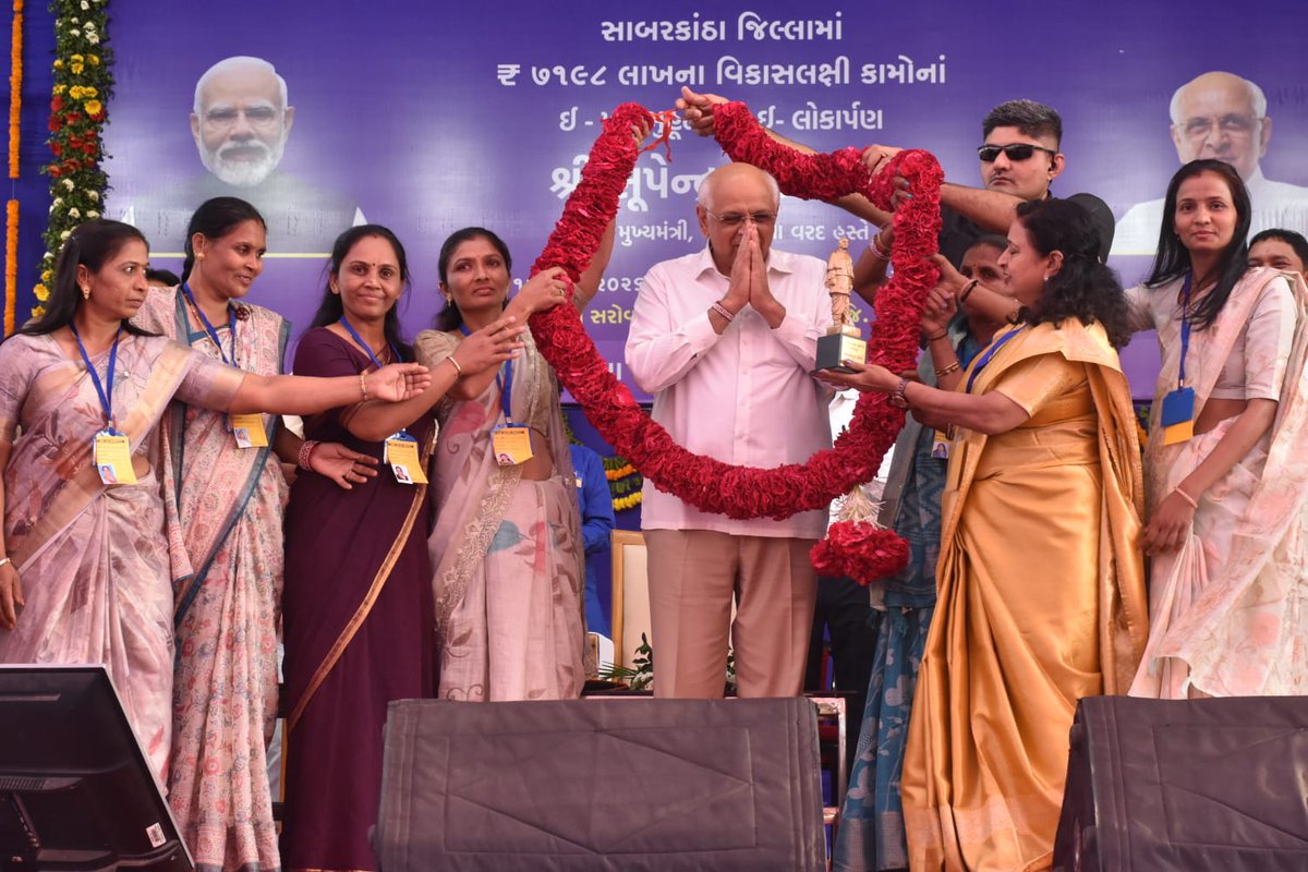 CollectorSK's tweet photo. વિકાસની નવી ઊંચાઈઓ:
સાબરકાંઠાના વિકાસમાં વધુ એક સીમાચિહ્ન! માન.મુખ્યમંત્રી શ્રી ભુપેન્દ્રભાઈ પટેલના વરદ હસ્તે ₹૭૧૯૮ લાખના ૧૯૯૯ વિકાસકામોનું ઈ-લોકાર્પણ અને ઈ-ખાતમુહૂર્ત સંપન્ન થયું.  #Sabarkantha #VikasitGujarat
@CMOGuj @revenuegujarat @InfoGujarat https://t.co/cRAAq37l4d