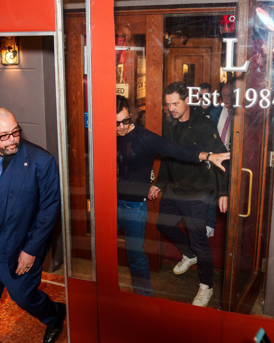 (2) Otras fotos de Harry anoche en Nueva York ✨️