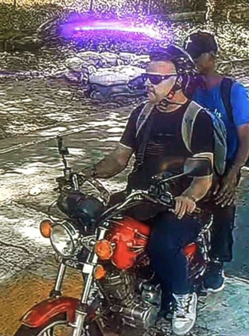 🚨De como un robo de la moto y la cartera termina en tortura y fosa común…
3 inconsistencias que desmoronan la versión oficial del caso del periodista Walter Jaimes:
1. SAÑA: Quemaduras y golpes no son el sello de un robo de cartera. ¿Por qué tanta violencia?
2. ENTIERRO