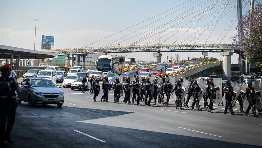 CorresponsalsMX's tweet image. #ALMOMENTO
#CAOS ESTA MAÑANA EN EL #AEROPUERTO DE LA CIUDAD DE MÉXICO POR BLOQUEO DE TAXISTAS EN LA TERMINAL 1. 
Las puertas afectadas del #AICM son las 3 y 4, cientos de usuarios caminan apra poder salir e ingresar.
Los taxistas exigen se retire el servicio de plataformas para