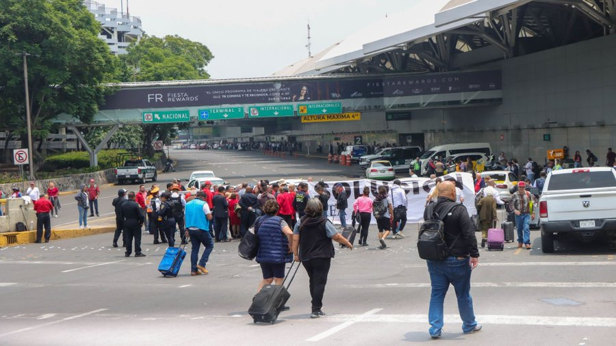 CorresponsalsMX's tweet image. #ALMOMENTO
#CAOS ESTA MAÑANA EN EL #AEROPUERTO DE LA CIUDAD DE MÉXICO POR BLOQUEO DE TAXISTAS EN LA TERMINAL 1. 
Las puertas afectadas del #AICM son las 3 y 4, cientos de usuarios caminan apra poder salir e ingresar.
Los taxistas exigen se retire el servicio de plataformas para