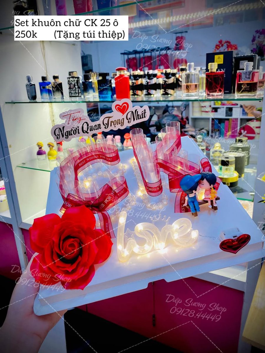 diepsuongcom's tweet photo. "Người quan trọng nhất" xứng đáng với những điều tuyệt vời nhất! 🌹✨

Set khuôn chữ CK lung linh, đủ phụ kiện hoa &amp; đèn cực nghệ chỉ #250k. 🎁 TẶNG KÈM: Túi + Thiệp xinh xắn.
Chốt đơn ngay để sưởi ấm trái tim "ai đó" thôi nào! ❤️  https://t.co/cATOuu4o8X https://t.co/8I94aSXDtB