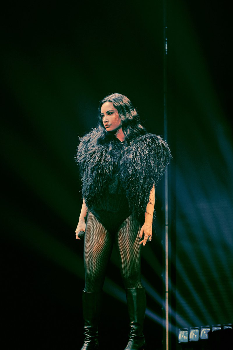 demihq_'s tweet photo. .@ddlovato 🤝 serving face, looks, and vocals every. single. time. https://t.co/9Z0V0lN2ok