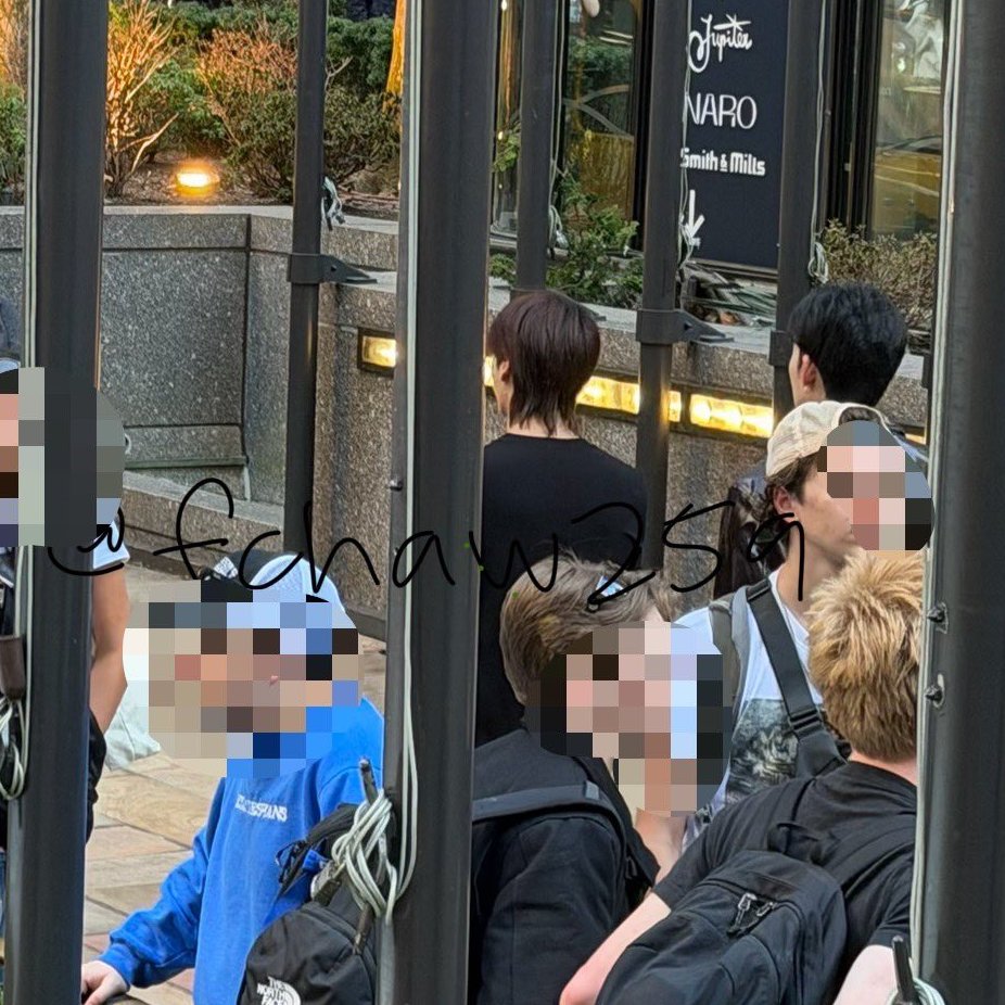 ฉันใช้เวลาร่วม 10 กว่าชม. ในการยอมรับว่าเสื้อแจ็คเก็ตบนตัวน้องภูวินทร์ในรูปไทม์สแควร์น่าจะเป็นแจ็คเก็ตของคุณปอนด์ 😔💞

คือเป็นพวกที่จะฟินทีนึง หลักฐานต้องแน่นอะ ไม่ชอบฟินเก้อ ต้องมีความเป็นไปได้ ฉันโต้แย้งในสมองมาหลายชม. และนี่คือสิ่งที่อยู่ในหัวมาตลอด
- ทั้งทริป