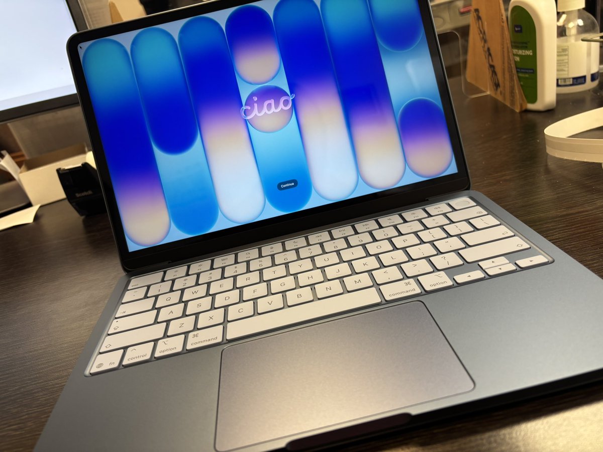 ballistikcoffee's tweet image. Picked up my new Touch ID 512gb  #MacbookNeo just now here in ABQ! Huge shout out to @MKBHD for your great video which helped me decide! This thing is a no brainer purchase! 🙏 Indigo here we come! ☕️❤️🎁 #apple #mac #tech